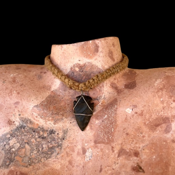 Raw Arrow Head Pendant Necklace - Picture 2 of 3